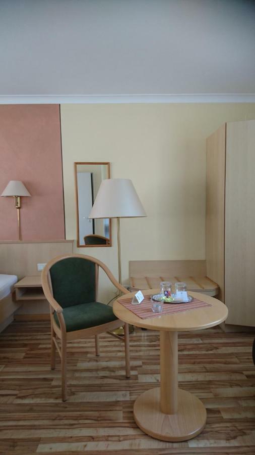 Traditionsgasthof Gruener Baum Bad Staffelstein Bagian luar foto